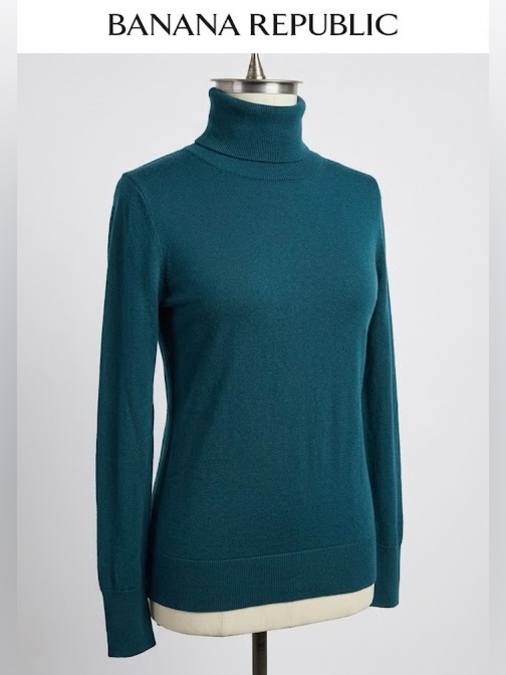 Banana Republic Women’s 100% Merino Wool Turtleneck Sweater – Size Medium (New w